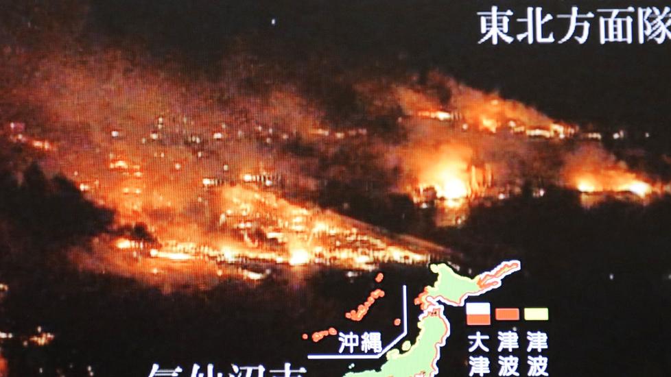 I BRANN: Byen Kesennuma med 70.00 innbyggere brenner ukontrollerbart etter � ha f�rst blitt skylt over av tsunamien. Foto: AP Photo/Japan Ground Self-Defense Force/NHK TV