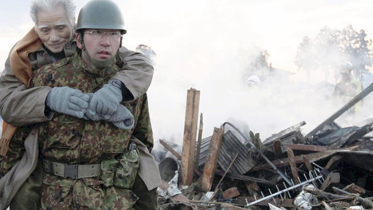 REDDET: En soldat b�rer en eldre mann ut i trygghet i byen Natori. 1600 mennesker fryktes omkommet. Foto: AFP PHOTO / YOMIURI SHIMBUN
