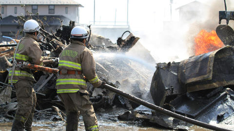 BRENNER FORTSATT: Det herjer fortsatt branner i flere byer. FHer kjemper brannmannskapet mot flammene i byen Natori. Foto: AFP PHOTO / JIJI PRESS