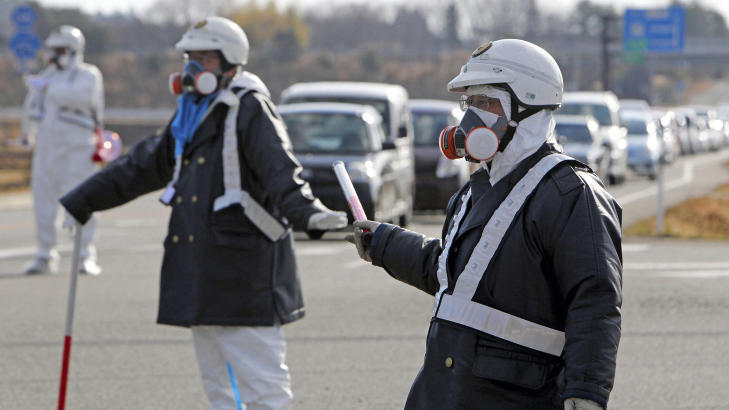 VERNEUTSTYR: Japanske sikkerhetspersonell med fullt beskyttelsesutstyr ved atomkraftverket i Futushima. Foto: REUTERS/Asahi Shimbun/SCANPIX