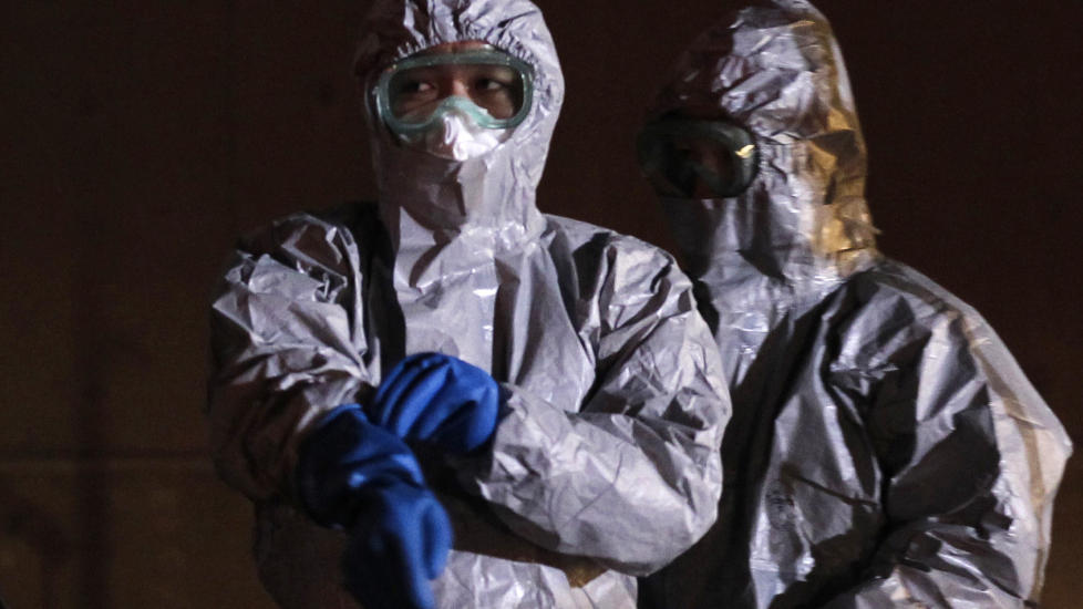 M� BESKYTTE SEG:  Arbeidere i beskyttelsesdrakter i n�rheten av de jordskjelvrammede atomkraftverkene i Fukushima nord i Japan. 22 personer har str�leskader. Foto: REUTERS / Kim Kyung-Hoon / SCANPIX