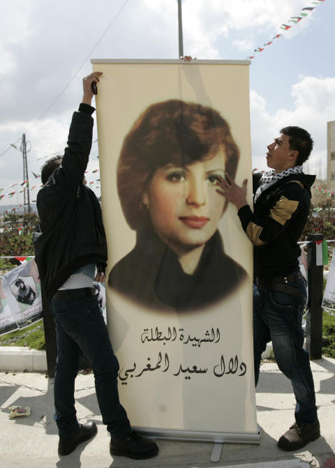 HYLLER �MARTYR�: Dalal Mughrabi var med � kapre en israelsk buss i 1978. 35 mennesker mistet livet. L�rdag ble hun hyllet under en markering, der ogs� en plass ble kalt opp etter henne. Dette skjedde dagen etter drapet p� fem israelske bosettere. Foto: AP Photo/Majdi Mohammed/Scanpix