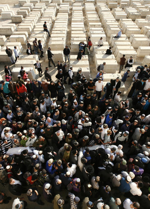 20 000: 20 000 mennesker samlet seg til begravelsen. Foto: REUTERS/Baz Ratner/Scanpix