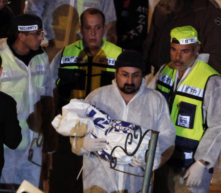 TRE M�NEDER: En frivillig b�rer tre m�neder gamle Hadas til graven. Drapene p� fem israelske bosettere har satt sinnene i kok i Israel i l�pet av helga. Foto: REUTERS/Nir Elias/Scanpix