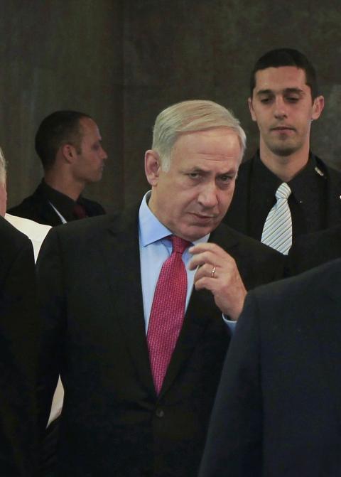 BYGGER NYE BOSETNINGER: Statsminister Benjamin Netanyahu under den ukentlige regjeringskonferansen i dag. I g�r bestemte Israel seg for � bygge 500 nye hus som svar p� drapet p� fem medlemmer av Fogel-familien. Foto: AP Photo/Ronen Zvulun/Scanpix