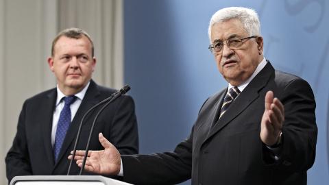- UKLOKT: PA-president Mahmoud Abbas kaller avgj�relsen om � bygge 500 nye boliger for uklok. Han kritiserer ogs� timingen. Her sammen med Danmarks statsminister Lars Lokke Rasmussen i K�behavn onsdag denne uka. Foto: AP Photo/Jens Dresling/Scanpix
