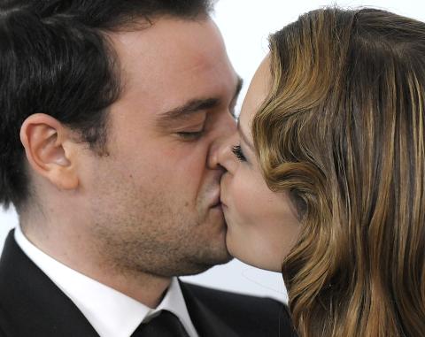 FUNNET LYKKEN P� NY: Petra Nemcova er i dag forlovet med kj�resten Jamie Belman. Foto: Ap / Scanpix