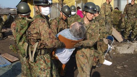  D�DSTALLLENE STIGER:  En eldre kvinne f�r hjelp av japanske hjelpemannskaper i Miyagi-distriktet i g�r. I dag meldes det om funn av s� mange omkomne, at antallet som er bekreftet d�de dobles. EPA/JAPAN SELF DEFENSE FORCES