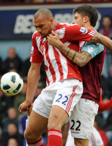 Pulis vil ikke bruke Carew mot Chelsea