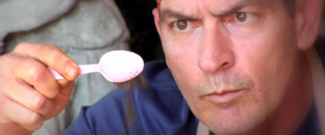 Charlie Sheen hjelper jordskjelvofrene i Japan