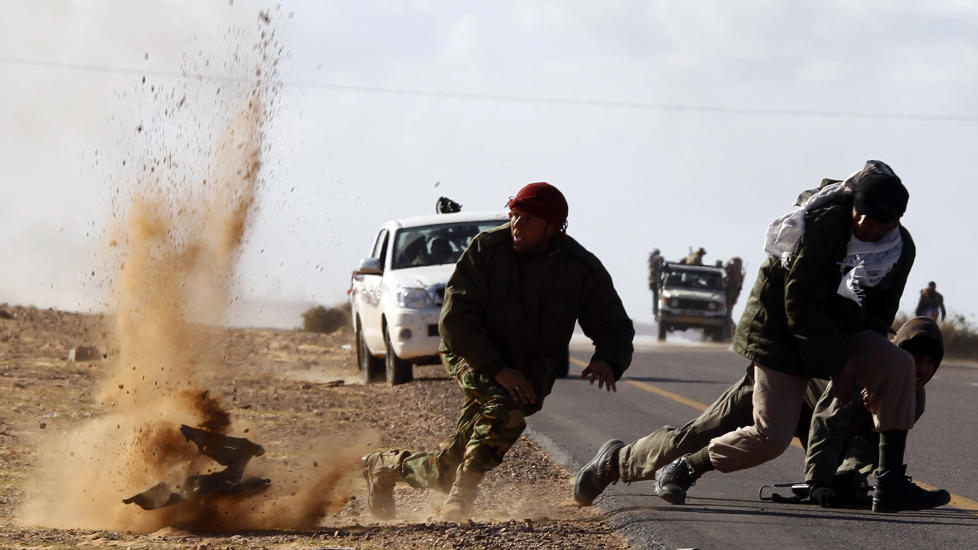 Gadhafis bomber: Oppr�rere n�r Bin Jawad i Libya flykter for livet under et flyangrep. Det er forstemmende � se dem som i dag fors�ker � bringe revolusjonsbevegelsen i de arabiske land i miskreditt, skriver kronikkforfatteren. Foto: Reuters/Scanpix