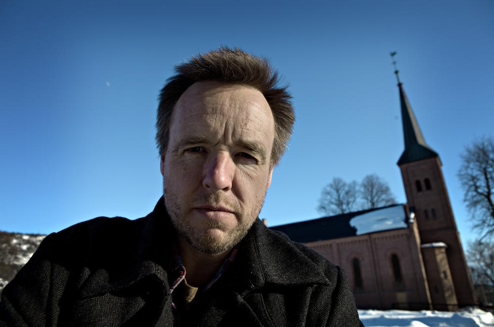 ORGELKRIM: Forfatter Kurt Hansen har akkurat gitt ut sin f�rste bok, �Forglemmegei�. Der tar han livet av organisten i Bryn kirke (bak). Foto: Lars Eivind Bones