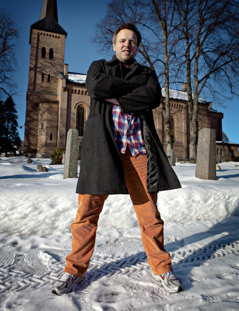 FORFATTET SEG FRA JOBBEN: Kurt Hanssen er kanskje mest kjent som krimanmelder i Dagbladet. N�r han n� debuterer som forfatter, har han gitt seg selv anmelderkarantene p� ubestemt tid. Foto: Lars Eivind Bones
