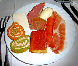 ENORME PORSJONER: Serberne er ikke sm�spist. Dette er en forrett! Foto: EIVIND PEDERSEN