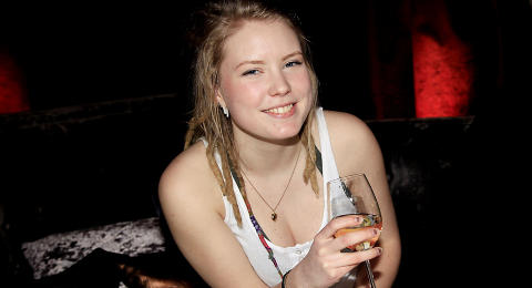 BORTSKJEMT GULLUNGE: Karoline (18) fra Oslo. Bor hjemme og ser ingen grunn til � skaffe seg en jobb. 
- F�r du barn er det din jobb som forelder � ta vare p� det, sier Karoline. 
Foto: Jacques Hvistendahl