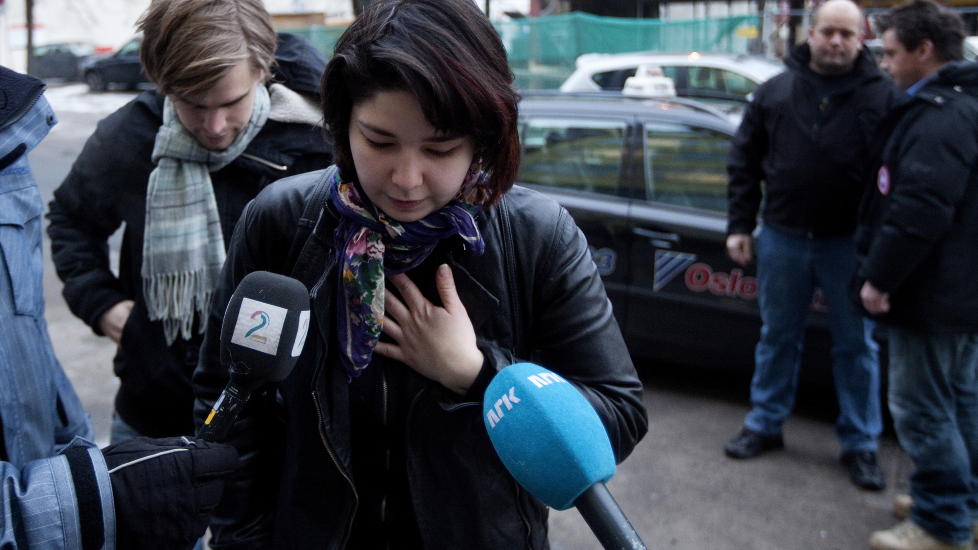  HAR FLYTTET:  Maria Amelie flyttet i g�r fra Moskva til Krakow i Polen - i p�vente av at hun kan f� lov til � komme tilbake til Norge. Her under en framstilling for Politiets utlendingsenhet f�r hun ble sendt ut av Norge tidligere i vinter, i bakgrunnen kj�resten Eivind Tr�dal. FOTO: KYRRE LIEN, SCANPIX.