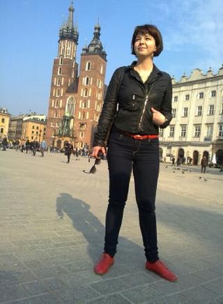 I KRAKOW:  SMILER IGJEN: Forfatter Maria Amelie (25) ankom Krak�w mandag kveld. Hun bor i kollektiv med fem forfattere og har f�tt et stipend til � leve av. - Jeg begynte � skrive p� den andre boka i Moskva. N� f�r jeg ro til � fortsette, sier Maria Amelie. Foto: Privat