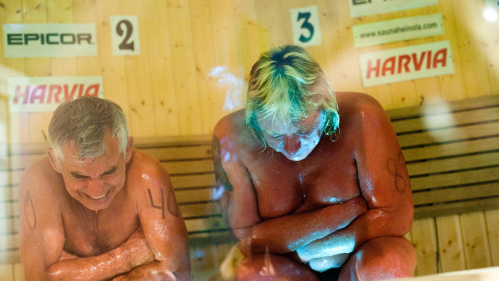 SPORT FEATURE: Andreplass i kategorien sport feature gikk til Dagbladets fotograf H�kon Eikesdal for hans fotoserie fra sauna-VM i Finland, der Vladimir Ladyzhenskiy (t.v) d�de under finalen. Foto: H�kon Eikesdal/Dagbladet