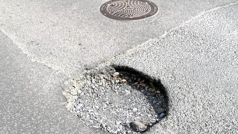 POTENSIELT FARLIG: Et slikt hull kan gj�re stor skade p� en bil, og i verste fall f�re til en ulykke. Foto: Geir Svardal