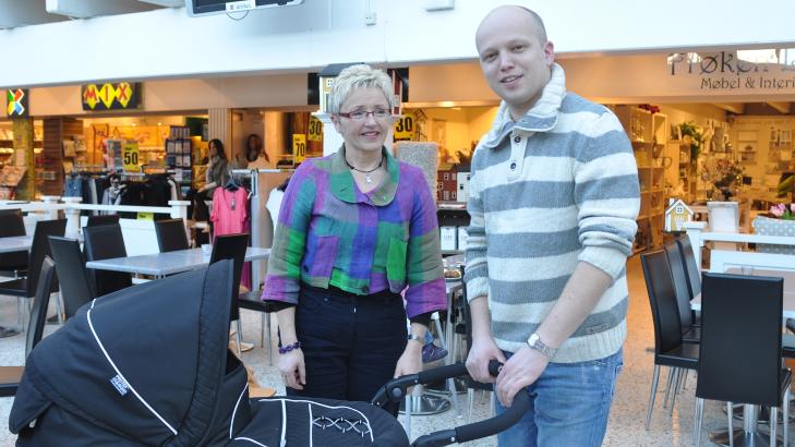 VIL LØSE KONTANTFLOKEN: Partileder Liv Signe Navarsete og nestleder i Sp, Trygve Slagsvold Vedum, lanserer sin løsning foran Sp-landsmøtet som starter i dag. Foto: Torvild Sveen / Sp VIL LØSE KONTANTFLOKEN: Partileder Liv Signe Navarsete og nestleder i Sp, Trygve Slagsvold Vedum, lanserer sin løsning foran Sp-landsmøtet som starter i dag. Foto: Torvild Sveen / Sp