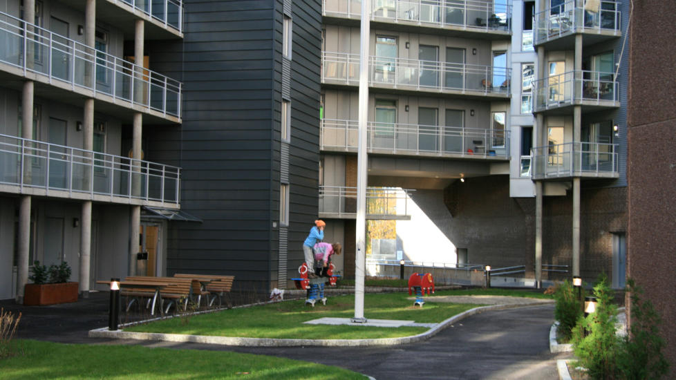 Trangt og m�rkt: Bakg�rden i et nytt boliganlegg p� Wexels plass i Oslo. Utnyttelsesgraden er h�y og g�rdsrommet er trangt og m�rkt, med sv�rt begrensete lekemuligheter.Foto: B�rd Isdahl