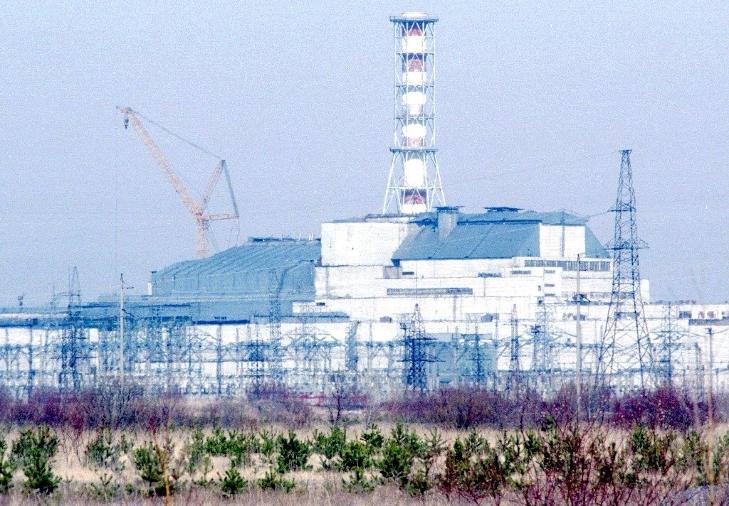 TSJERNOBYL: Reaktor 4 p� Tsjernobyl ble pakket inn i betong etter ulykka. Bildet er tatt i 1998, ti �r etter ulykka. Foto: REUTERS/Gleb Garanich/SCANPIX
