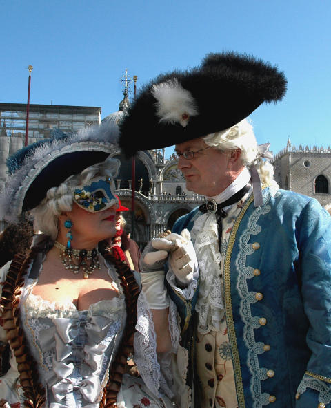 SELVGJORT: Marie-Pierre og Andr� Hanquez er p� karneval i selvlagde 1700-tallskostymer.
