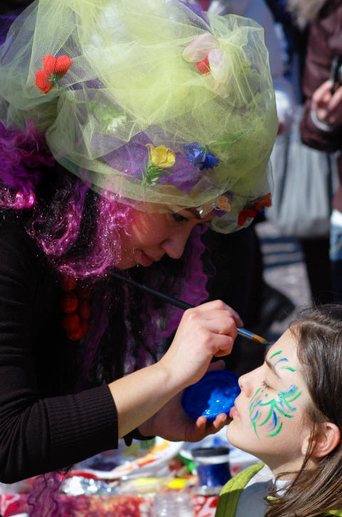 STRAKS KLAR FOR KARNEVAL: Godt � f� litt hjelp med sminken.