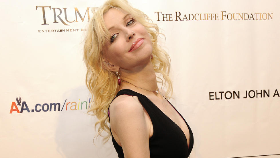 COBAINS ENKE: Courtney Love lever et utsvevende liv, men hvis alle p�standene til Neil Strauss stemmer, var hun tilb�yelig til � strekke seg litt for langt i sin kj�rlighet for ektemannen. Foto: Stella Pictures