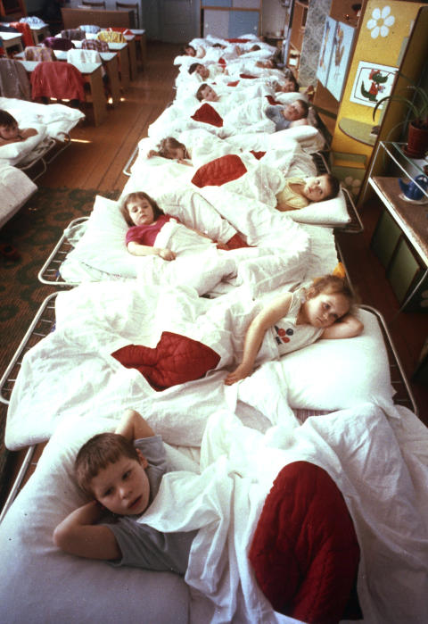 BLE SYKE: Dette bildet fra 1990 viser barn fra Syekovo, en landsby ikke langt fra Tsjernobyl. De fikk behandling for plager man antok var knytte til str�lingen de ble utsatt for fire �r tidligere. Foto: AP