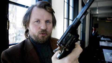 LEDER AN: Tom Egeland er blant forfatterne som har bidratt med novelle i �P�skekrim 2011�. De ligger forel�pig en plass over sine svenske kolleger p� boklista.  Foto: �istein Norum Monsen / Dagbladet.