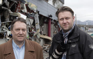 I FELTEN: Dagbladets Morten Strand og Henning Lilleg�rd har rapportert direkte fra de verste katastrofeomr�dene i Japan. Foto: HENNING LILLEG�RD/DAGBLADET.