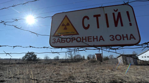 FORBUDSSONEN: I dag vil du m�te slike stopp-skilt ved 30-kilometersgrensen utenfor Tsjernobyl. Det er mulig � bes�ke kjernekraftverket, men ingen f�r bo innenfor sonen. Foto: AFP PHOTO / GENYA SAVILOV
