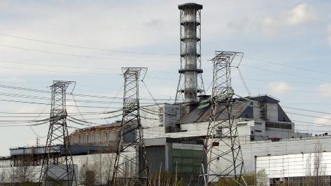 DEKKET AV SARKOFAG: Den fjerde blokka av kjernekraftverket er i dag dekket av en mursarkofag. Foto: EPA/SERGEY DOLZHENKO