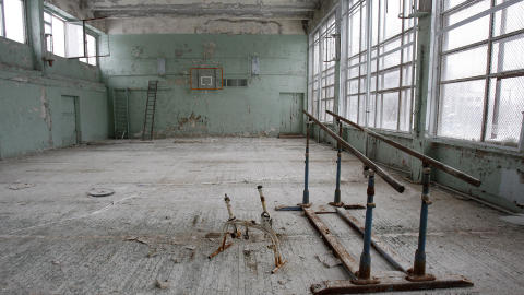 EN FORLATT BY: Gymsalen i Pripjat i n�rheten av Tsjernobyl, hvor flesteparten av de ansatte ved kraftverket bodde. I dagene etter katastrofen gikk livet sin vante gang her, innbyggerne fikk ingen informasjon. Foto: REUTERS/Gleb Garanich