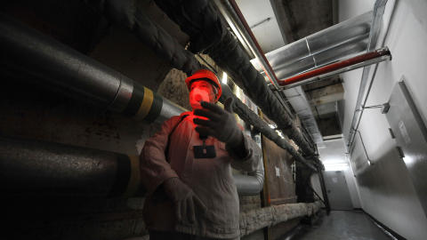 VIL �PNE FOR TURISME: En ansatt g�r gjennom hallene i den �delagte fjerde blokka p� Tsjernobyl. Bildet er fra februar i �r, og ble tatt som en del av forberedelsene til 25. �rsjubileet 26. april i �r. Tidligere i �r varslet Ukraina at de vil l�fte restriksjonene p� turisme i omr�det rundt kraftverket. Foto: AFP/ SERGEI SUPINSKY
