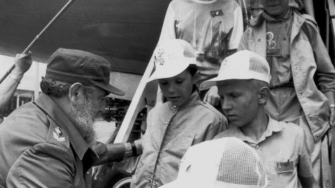 KAMERATER STO SAMMEN: Cubas president Fidel Castro tok imot kreftsyke barn etter katastrofen. Bildet er fra 1990. Foto. AFP/RAFAEL PEREZ