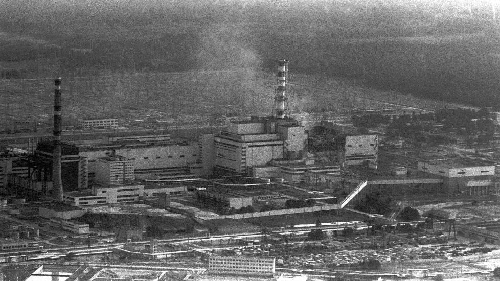 RETT ETTER EKSPLOSJONEN: R�yk siver ut fra reaktor 4 26. april 1986. Det brant her i ti dager. Ulykken ved Tsjernobyl er den verste kjernekraftulykken i historien. En radioaktiv sky beveget seg over Europa og fortsatt i dag kan man m�le forh�yet bequerelniv� i for eksempel sopp og kj�tt i Norge. Foto: REUTERS/Vladimir Repik