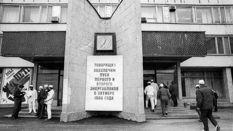 VISSTE LITE OM STR�LEFAREN: Arbeidere p� vei inn i Tsjernobyl noen uker etter eksplosjonen. Foto: REUTERS/Vladimir Repik/Files