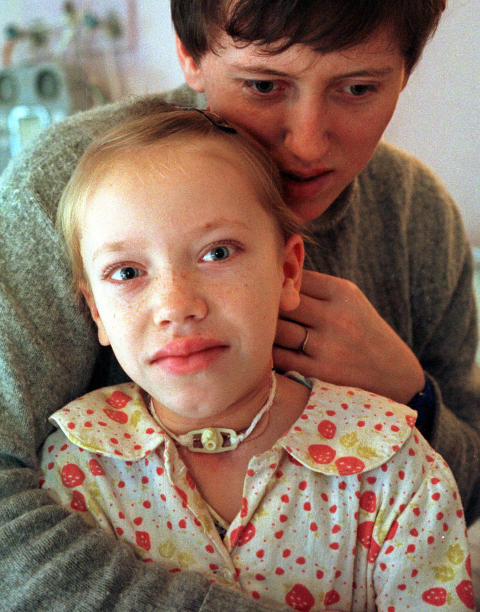 UENIGHET OM D�DSTALL: Dette bildet fra 2000 viser ni �r gamle Yulia Kostina fra Krim sammen med moren p� sykehuset i Kiev. Hun er operert for skjoldbruskkjertelkreft. Hvor mange som d�de som f�lge av str�ling er ikke ekspertene uenige om. WHO har ansl�tt at 4000 vil komme til � d�. Foto: AP Photo/Efrem Lukatsky