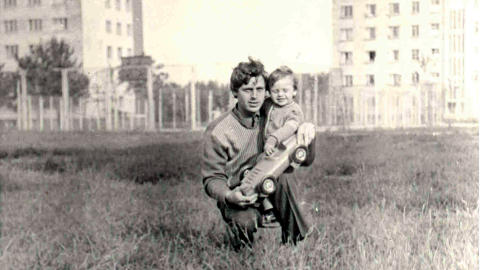 BLE DET ANDRE OFFERET: Volodymyr Shashenok med s�nnen Ruslan i Pripjat i 1976. Han var p� jobb under eksplosjonen og ble den andre som d�de. Foto: AP /Shashenok-familien