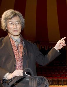 Atomforsker gr�t og ba om stillhet for ofrene