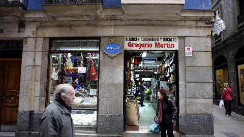 Kj�rlighetsrede: Butikken Bacalao Gregorio Martin ligger midt i Bacalao og fylles stadig av folk som vurderer ulike stykningsdeler og kvaliteter av klippfisk.