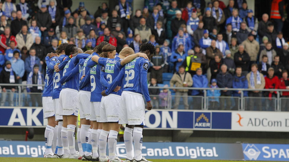 MARKERER IGJEN: Her markerer Molde-spillerne rasulykken i �lesund i 2008. I kveld blir det ny sorgmarkering p� Sarpsborg stadion, denne gangen i anledning tragedien i Japan.
Foto: Svein Ove Ekornesvaag  / SCANPIX