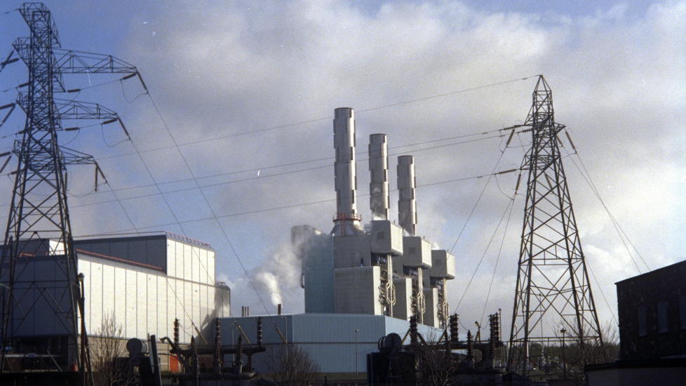 SJU GANGER S� FARLIG SOM TSJERNOBYL: Reprosesseringsanlegget Sellafield i England drives p� en m�te som utgj�r en milj�fare for Norge, mener milj�minister Erik Solheim. Men finansminister Sigbj�rn Johnsen investerer likevel norske pensjonspenger i selskapene som driver anlegget. Foto: ARNE FOSS.