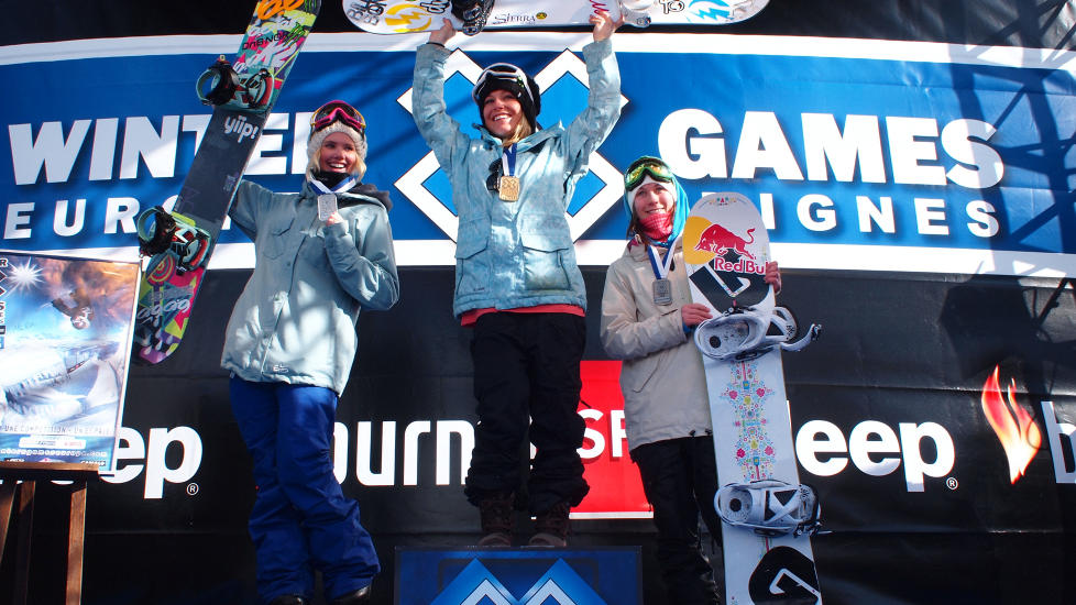 STERKT S�LV: Silje Norendal (t.v.) p� pallen ved siden av vinneren, amerikanske Jamie Anderson. Foto: Snowboardforbundet