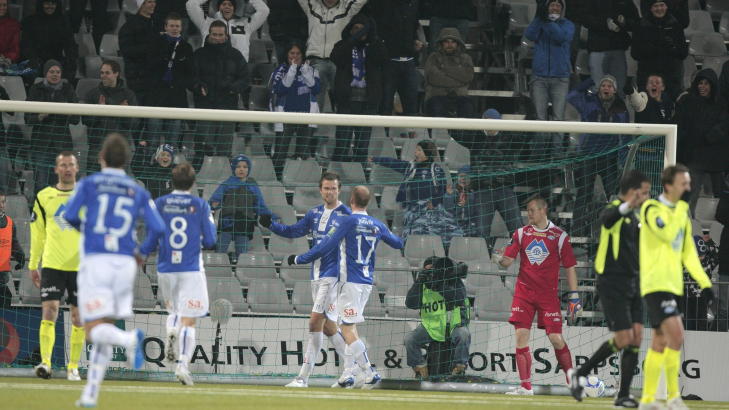 TREMÅLSSEIER: Sarpsborgspillerne jubler etter 3-0-scoringen til Øyvind Hoås mot Molde på Sarpsborg stadion i kveld. Foto: Stian Lysberg Solum, Scanpix TREMÅLSSEIER: Sarpsborgspillerne jubler etter 3-0-scoringen til Øyvind Hoås mot Molde på Sarpsborg stadion i kveld. Foto: Stian Lysberg Solum, Scanpix