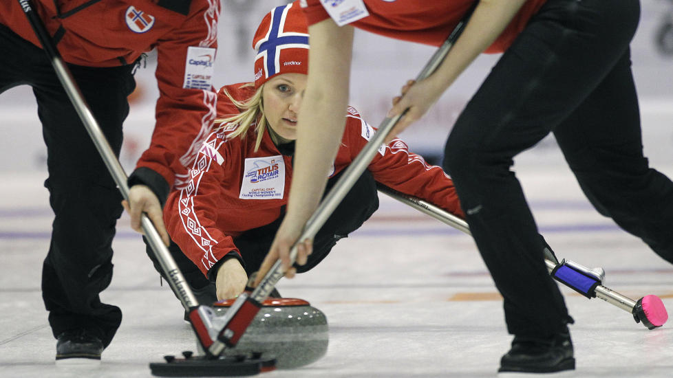 SLO SVENSKENE: Linn Githmark setter en av sine steiner under VM-m�tet med Sverige i dag. Foto: Bob Strong, Reuters/Scanpix