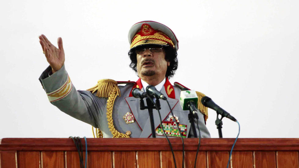 HVA HETER EGENTLIG DENNE MANNEN? Det er nok et sp�rsm�l som bankene stiller seg. Libyas leder Muammar Kadhafi (Dagbladet og nyhetsbyr�et AFPs skrivem�te) har s� mange stavem�ter at bankfolk kl�r seg i hodet. Arkivfoto: Reuters/Ismail  Zetouny/Scanpix