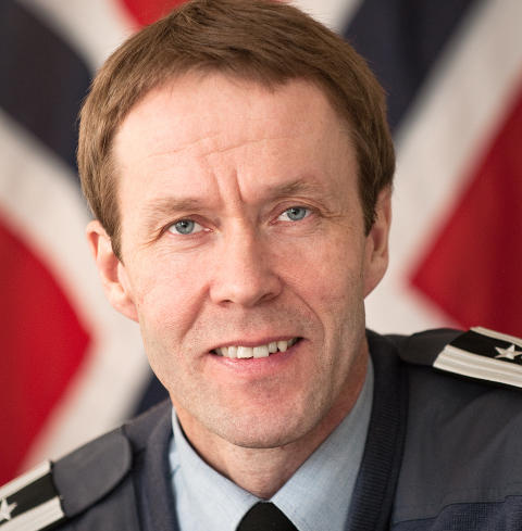 VETERAN: Oberst Inge Kampenes (44) ledet det første norske krigsoppdraget med F16 i 1999 da Nato gikk til angrep mot Jugoslavia for å hindre folkemordet i Kosovo. Foto: Luftforsvaret VETERAN: Oberst Inge Kampenes (44) ledet det første norske krigsoppdraget med F16 i 1999 da Nato gikk til angrep mot Jugoslavia for å hindre folkemordet i Kosovo. Foto: Luftforsvaret